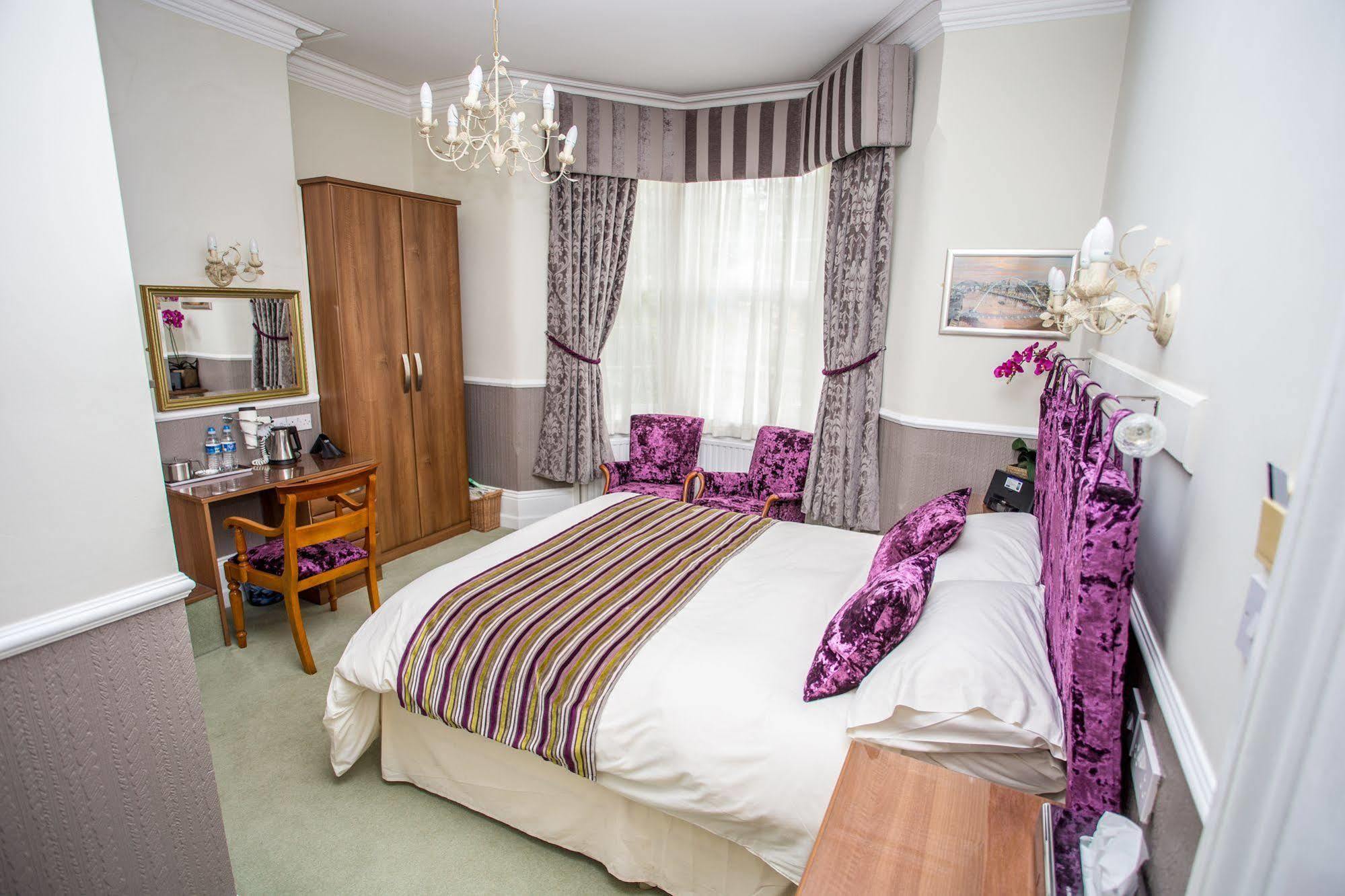 וויטלי ביי Park Lodge Guest House מראה חיצוני תמונה